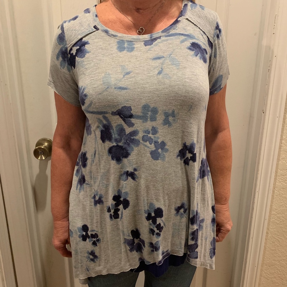Jessica Simpson nursing shirt